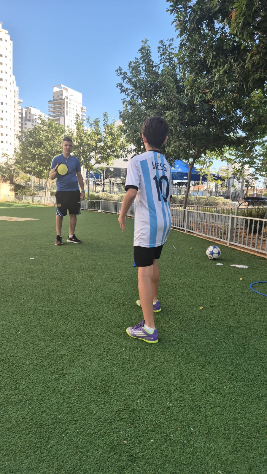 אימון כדורגל אישי עם ילד בפארק