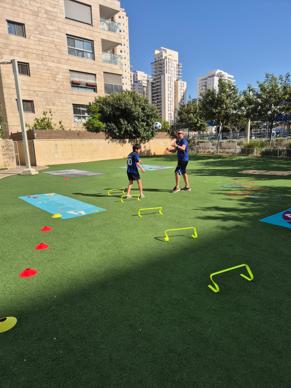 אימון תיאום עין-יד עם משוכות וקונוסים